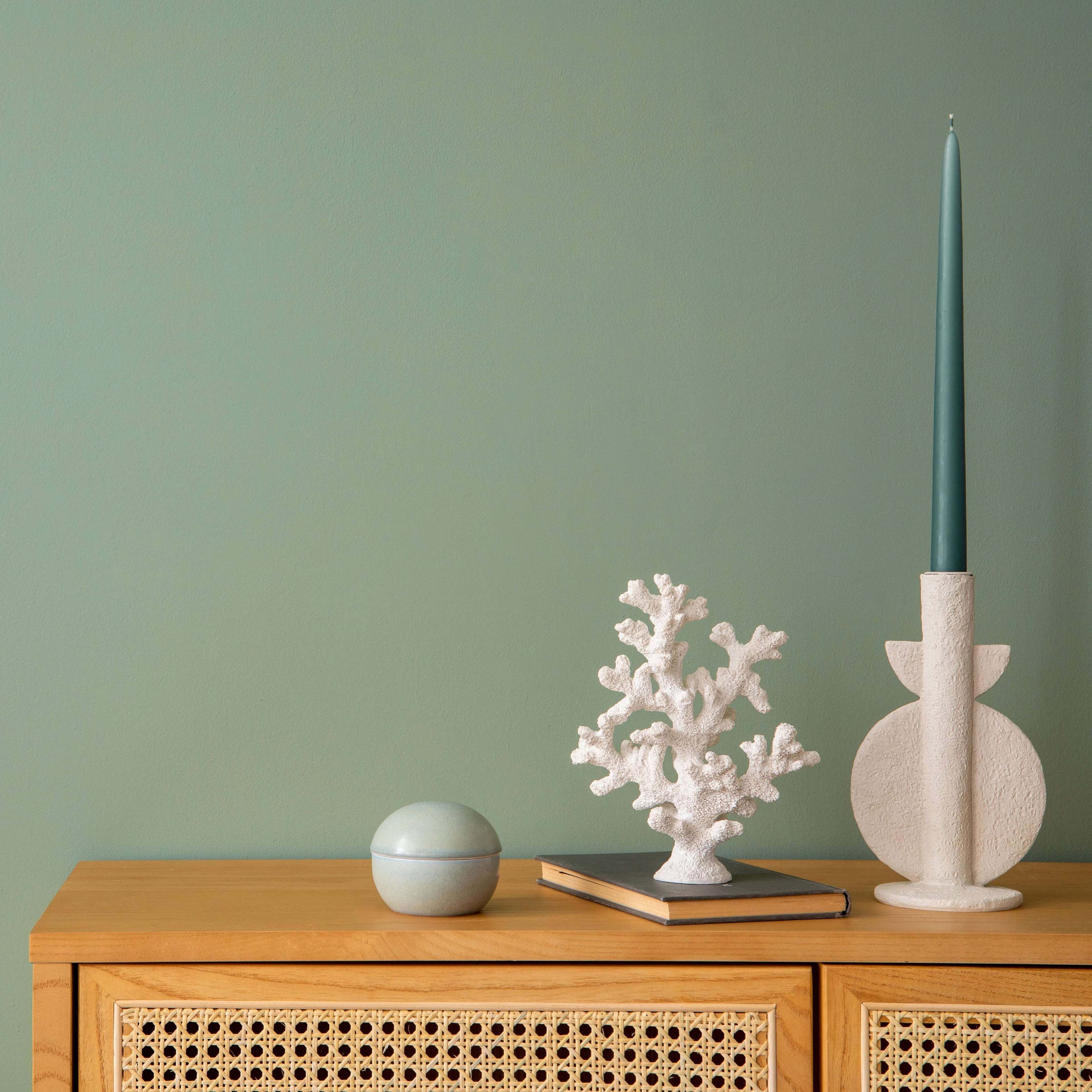 W wandfarbe Salbeigrün No. 640 Design Collection mit Dekoration auf Holzkommode.