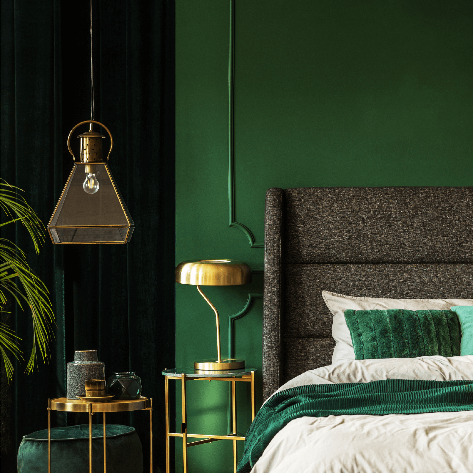 Wandfarbe dunkelgrün (Waldgrün) No. 690 in elegantem Schlafzimmer mit goldenen Akzenten.