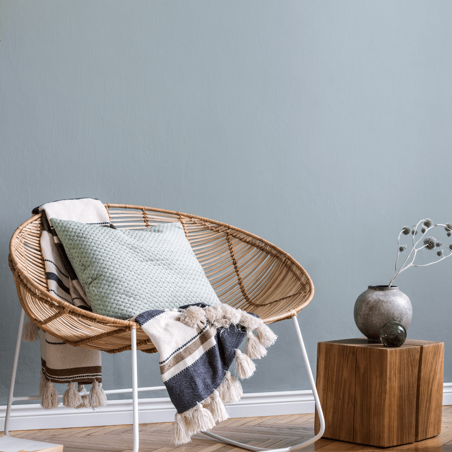 Wandfarbe pastellblau No. 521 Design Collection 5L edelmatt on a wall behind a stylish chair and decor.